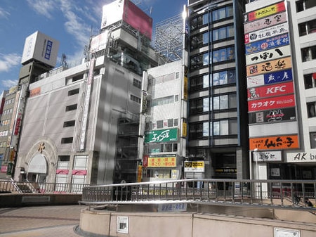 仙台駅西口ペデストリアンデッキをＰＡＲＣＯ様方面に向かいアーケード入口の並びに大きな看板がついてます