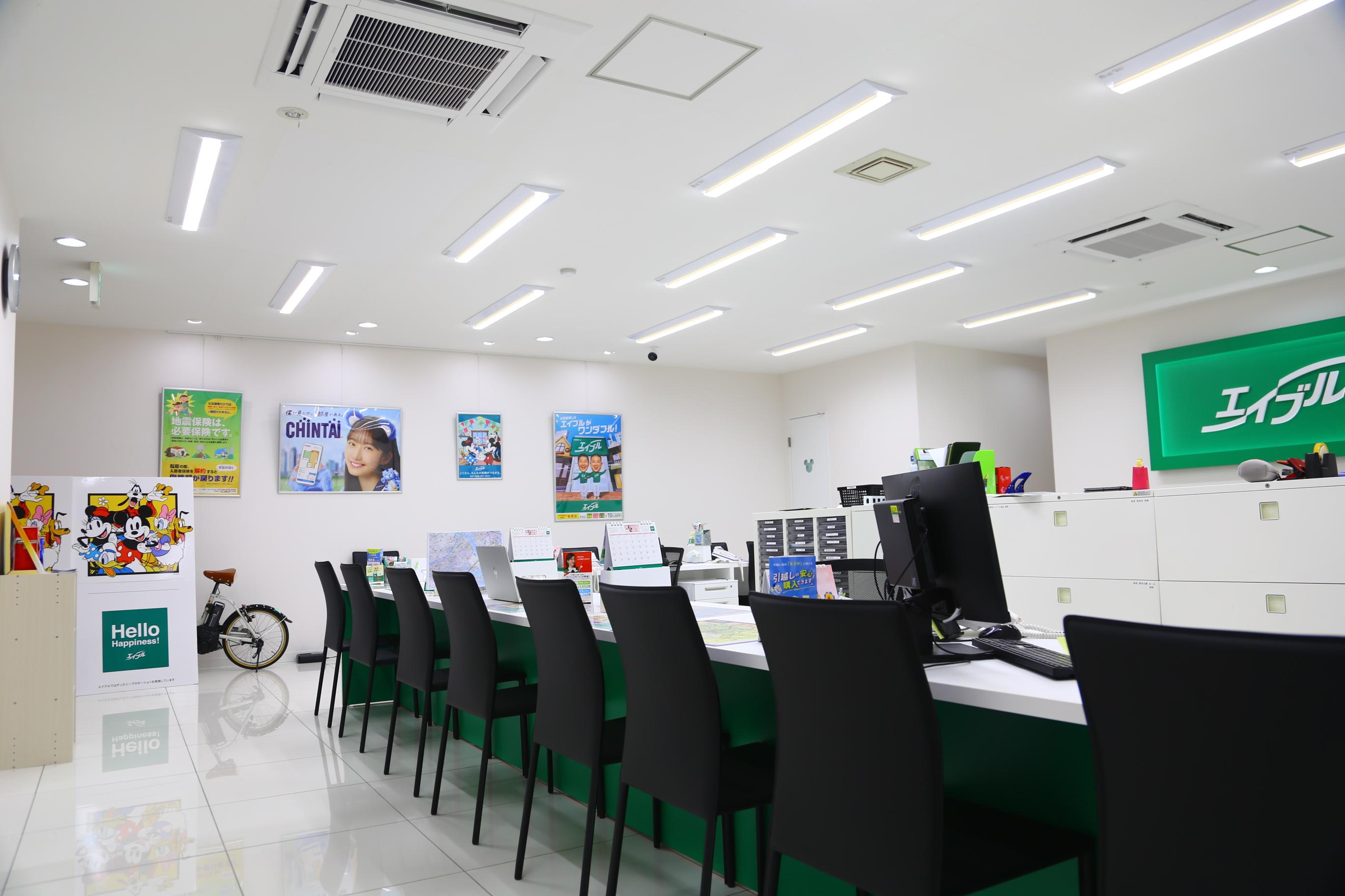 店舗スタッフ接客写真