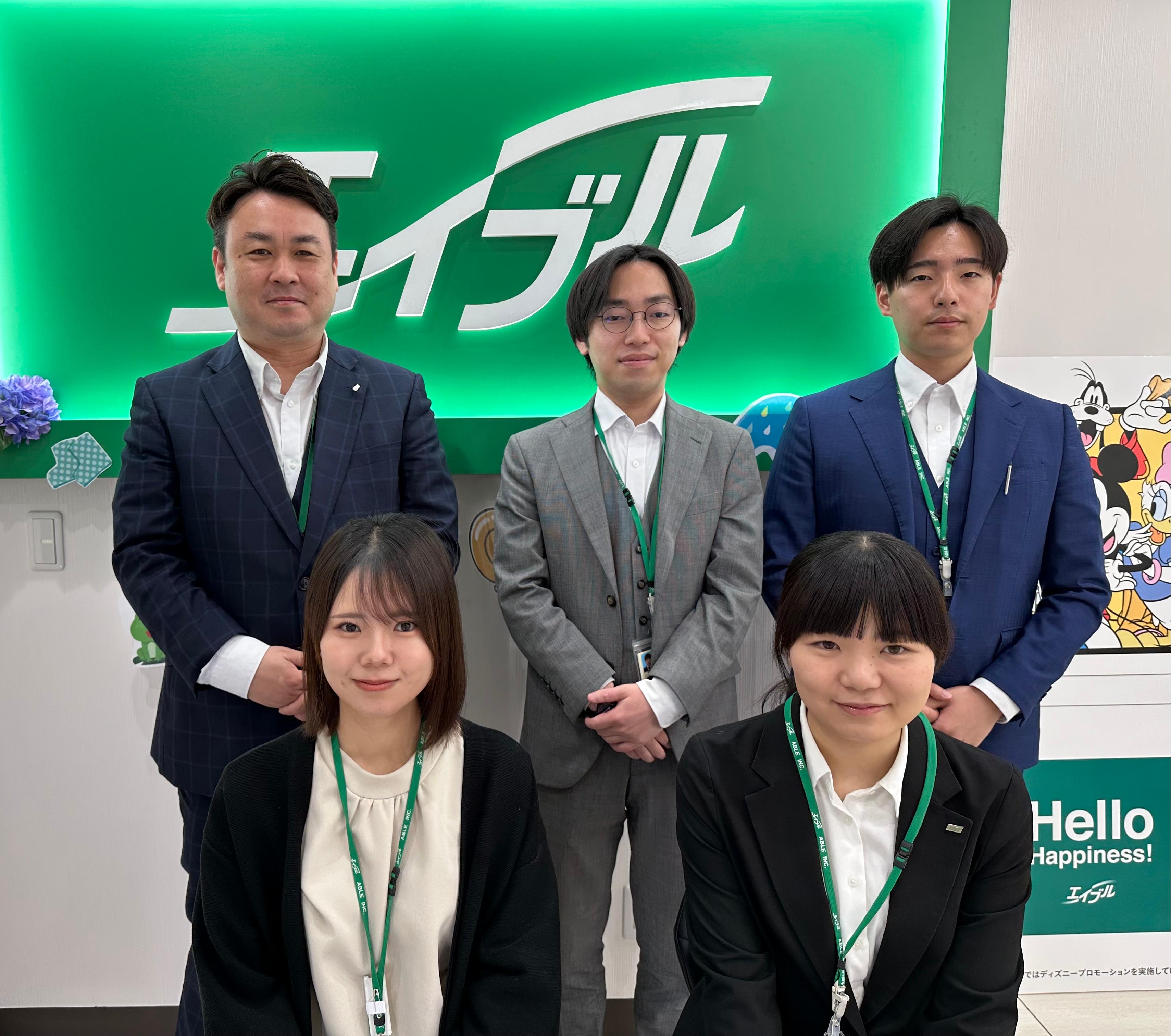 店舗スタッフ集合写真