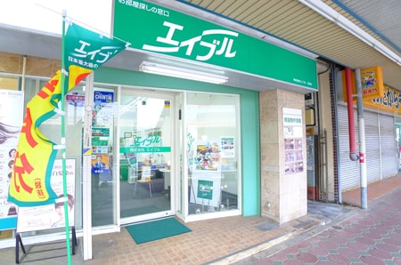 お客様駐車場ございます。お車でご来店の際、スタッフまで声を掛けてください。