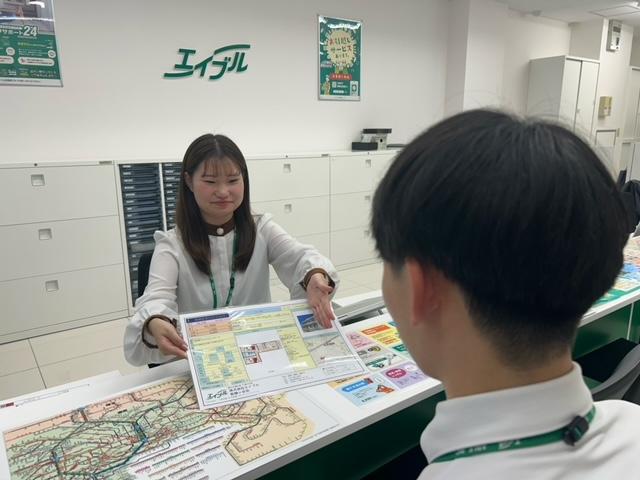 店舗スタッフ接客写真