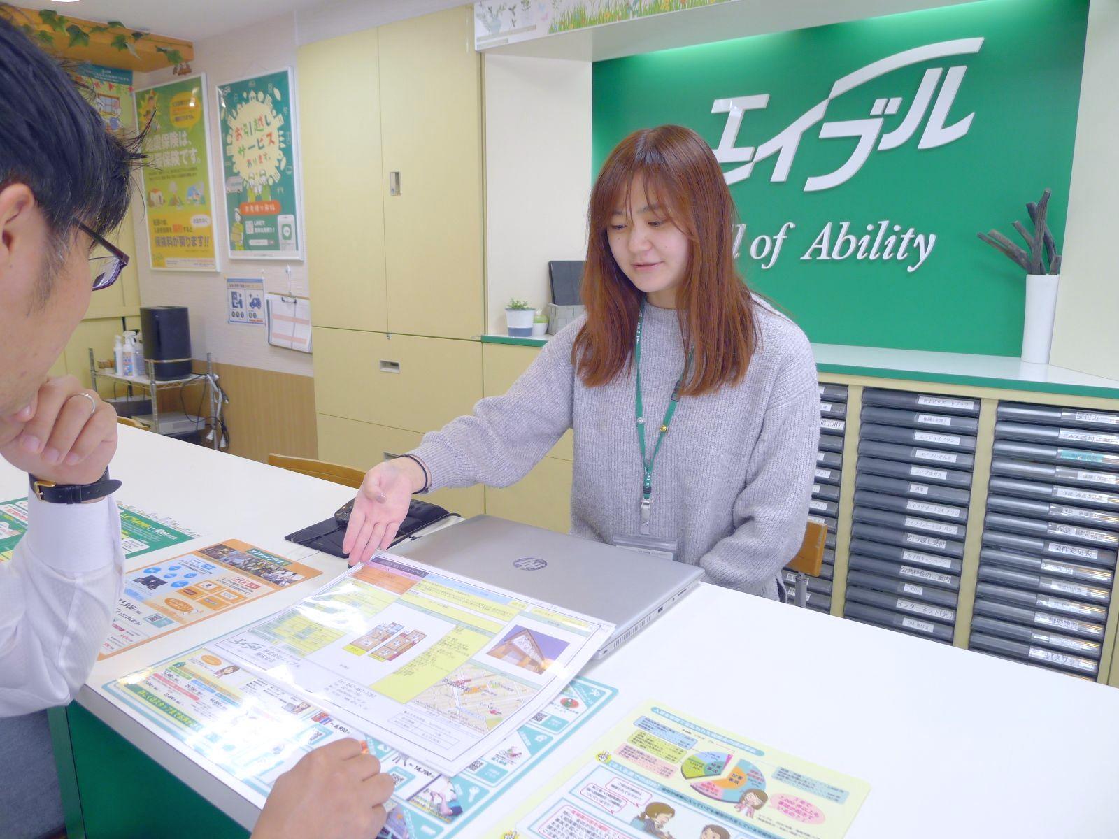 店舗スタッフ接客写真