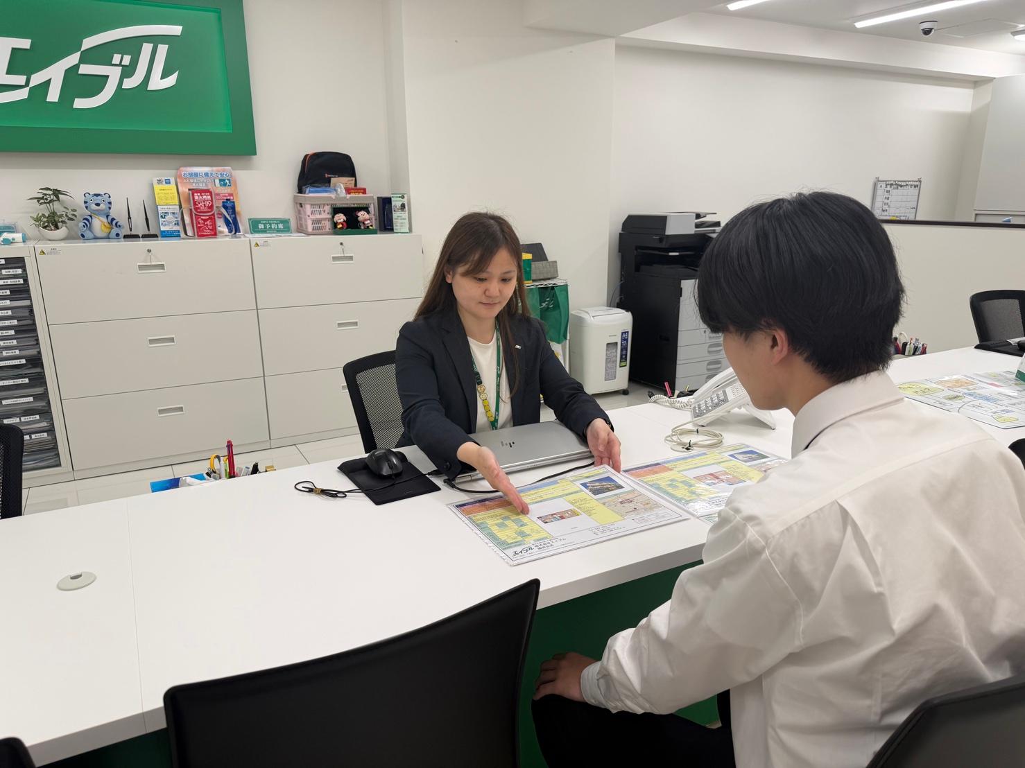 店舗スタッフ接客写真