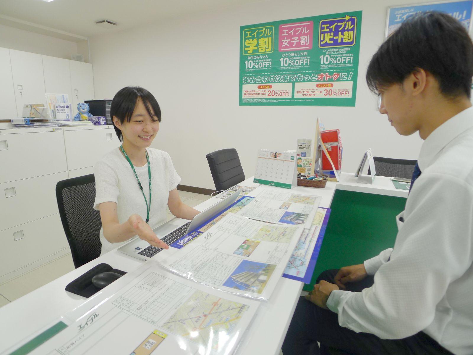 店舗スタッフ接客写真
