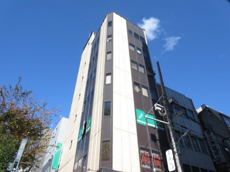 都営浅草線人形町駅徒歩1分千代田鮨の入ったビル3階です。