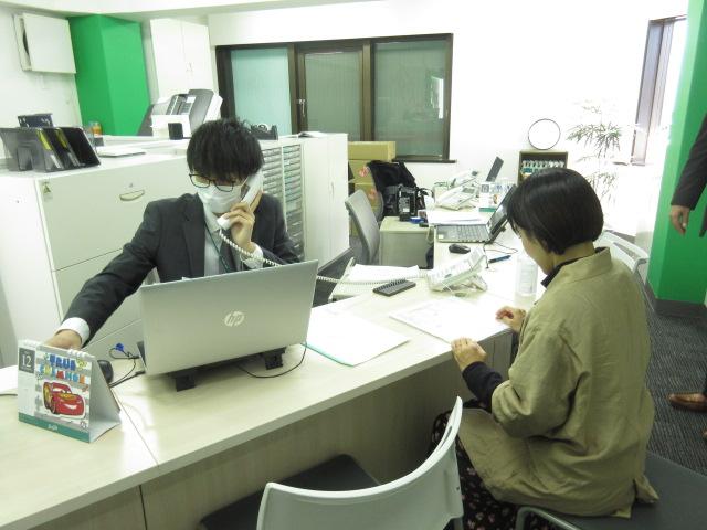 店舗スタッフ接客写真