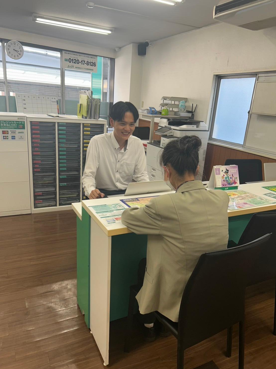 店舗スタッフ接客写真
