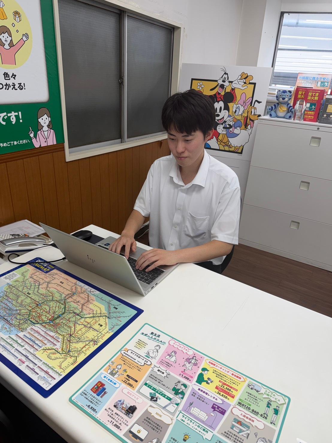 店舗スタッフ接客写真
