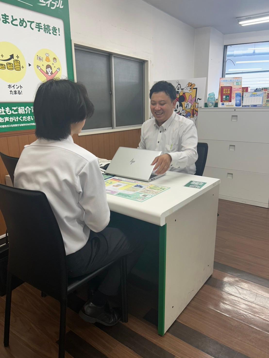 店舗スタッフ接客写真