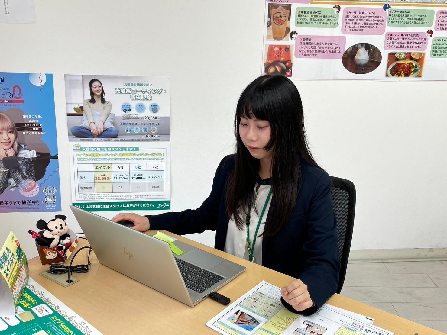 店舗スタッフ接客写真