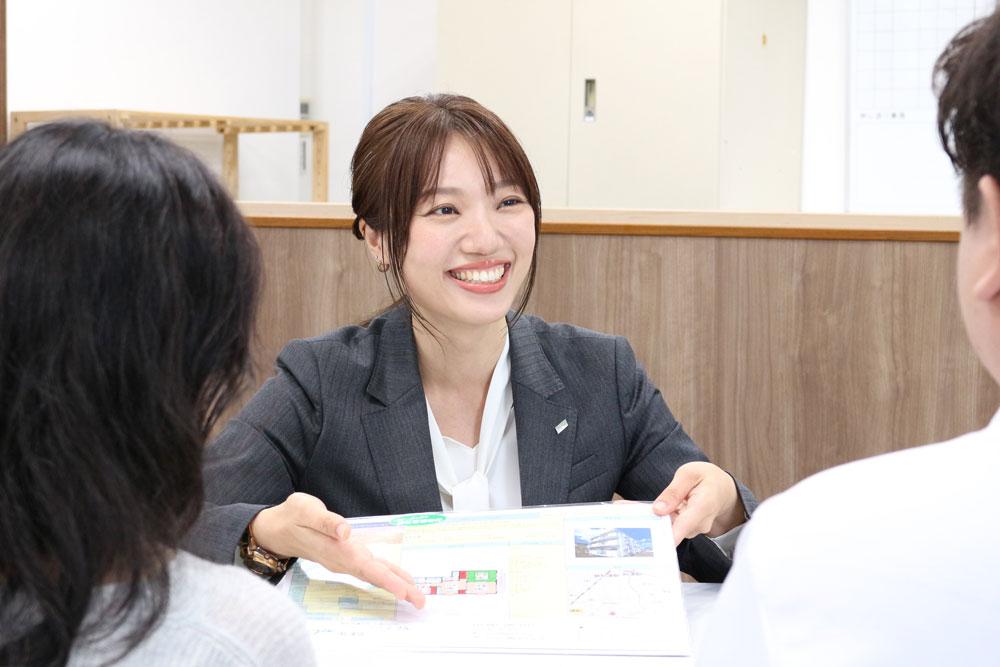 店舗スタッフ接客写真