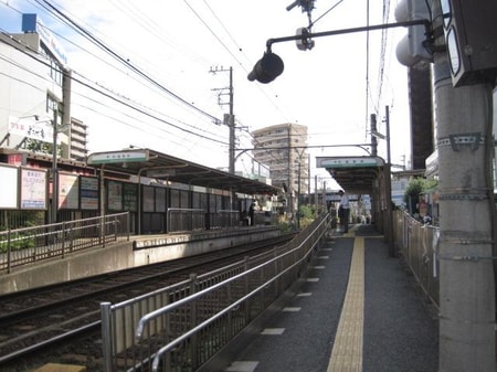 都電荒川線町屋駅前です。千代田線２番出口階段上ったところにあります。