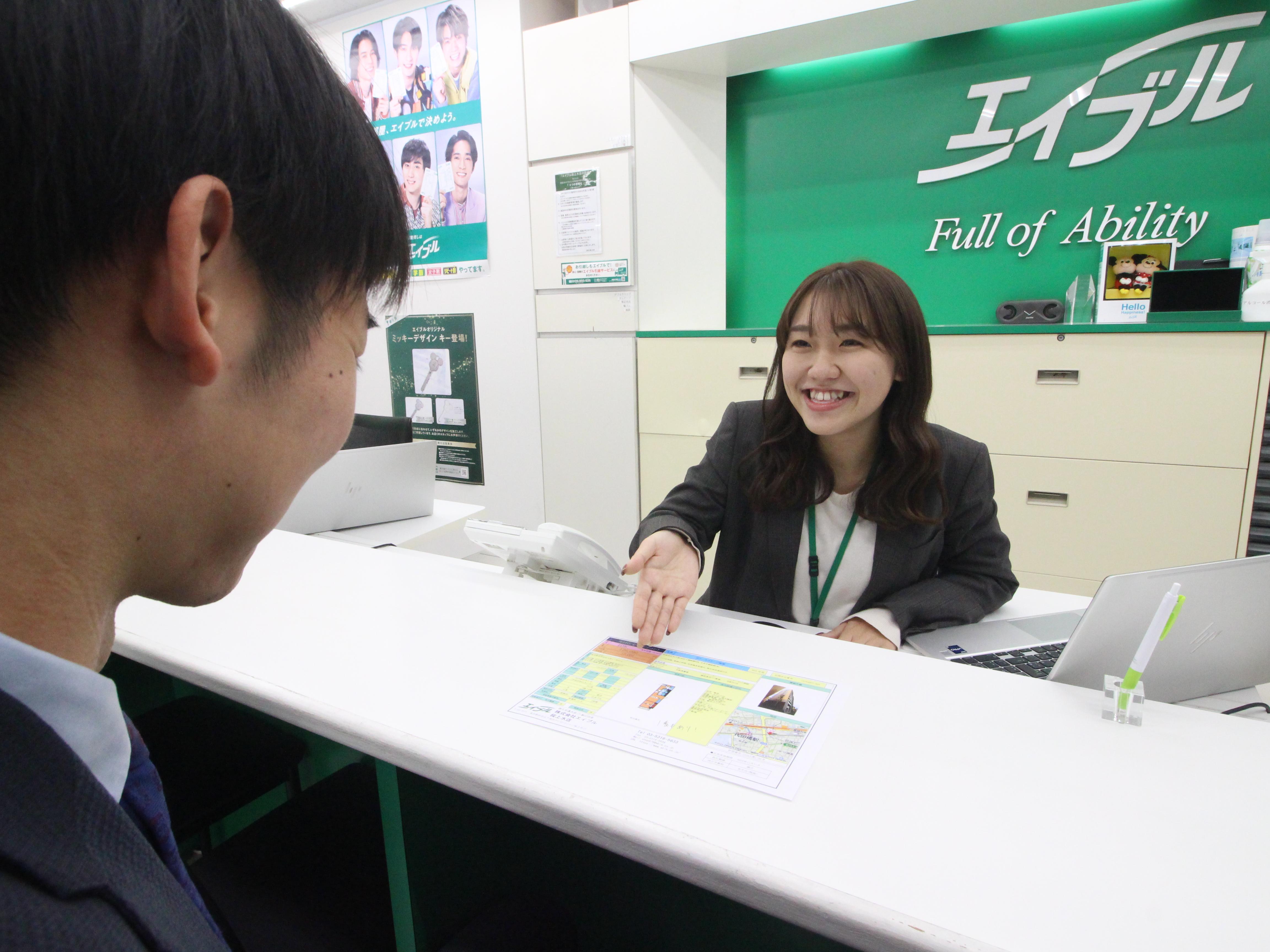 店舗スタッフ接客写真