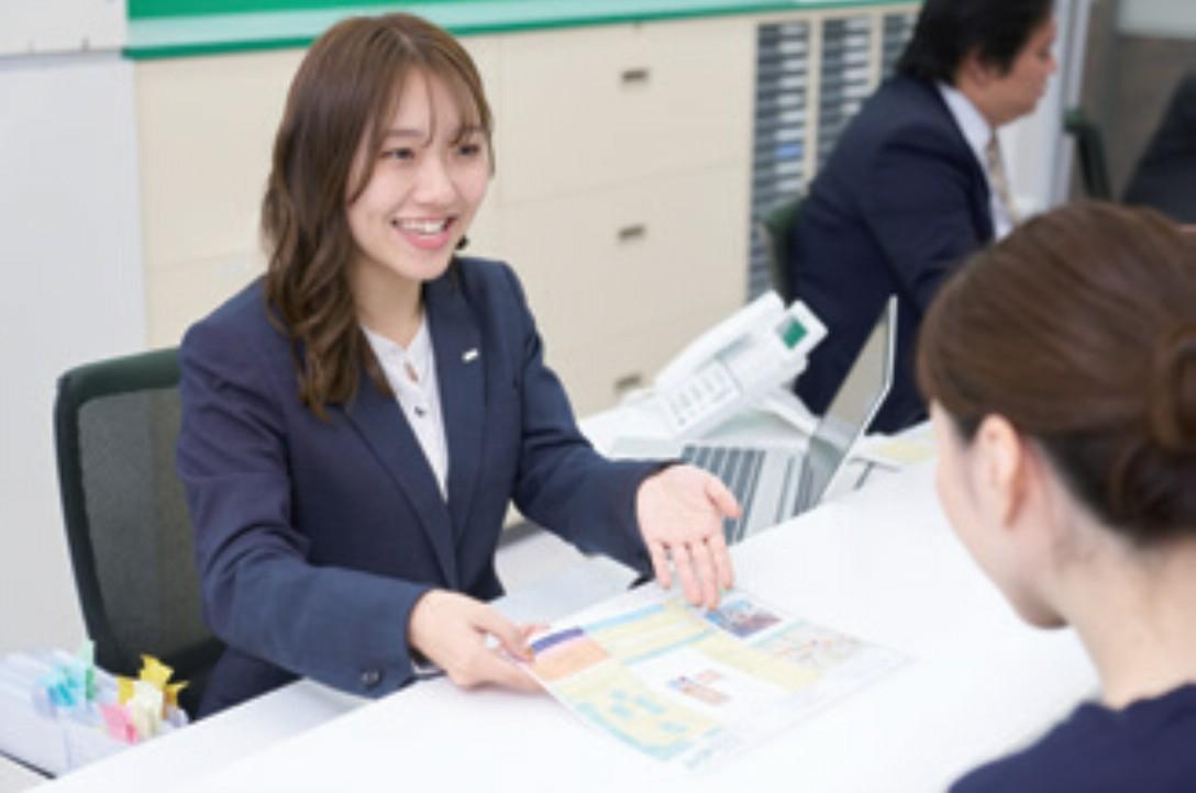 店舗スタッフ接客写真