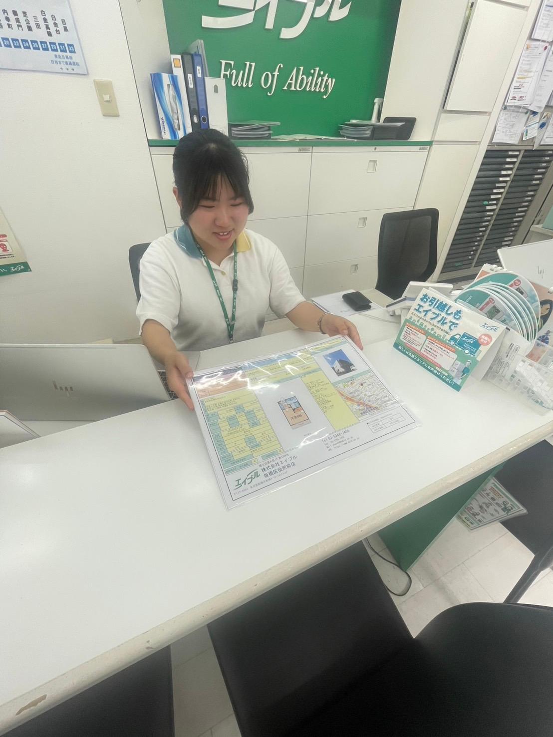 店舗スタッフ接客写真