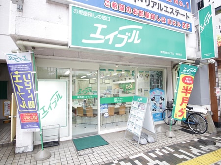 当店はJR大井町東口にございます。LABI横の歩道橋を降りて頂くと正面1階に店舗がございます。