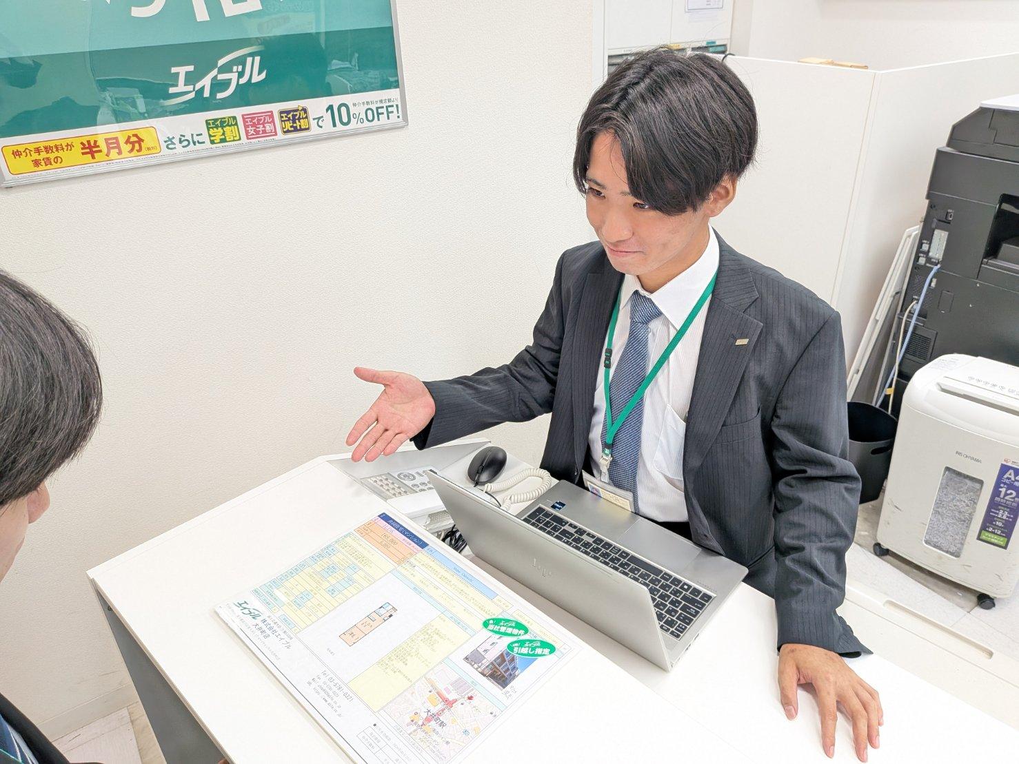 店舗スタッフ接客写真