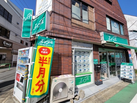 武蔵関駅北口すぐ!!　目の前にはセブンイレブンさんがあります。ガラス張りの明るい開放的な店舗です！