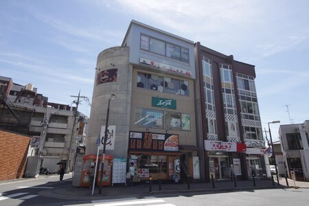 阪急京都線桂駅の東口を出ていただきロータリーを越えた正面のビルの2階です。