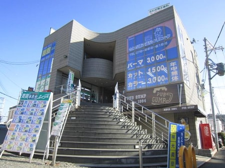 長岡天神駅東口北側出口を出て、北側の3階建てのビルの2階です。