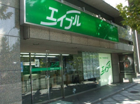 京都駅前に、大きな緑のエイブル看板が目印。烏丸通りに面し分かりやすい立地です。