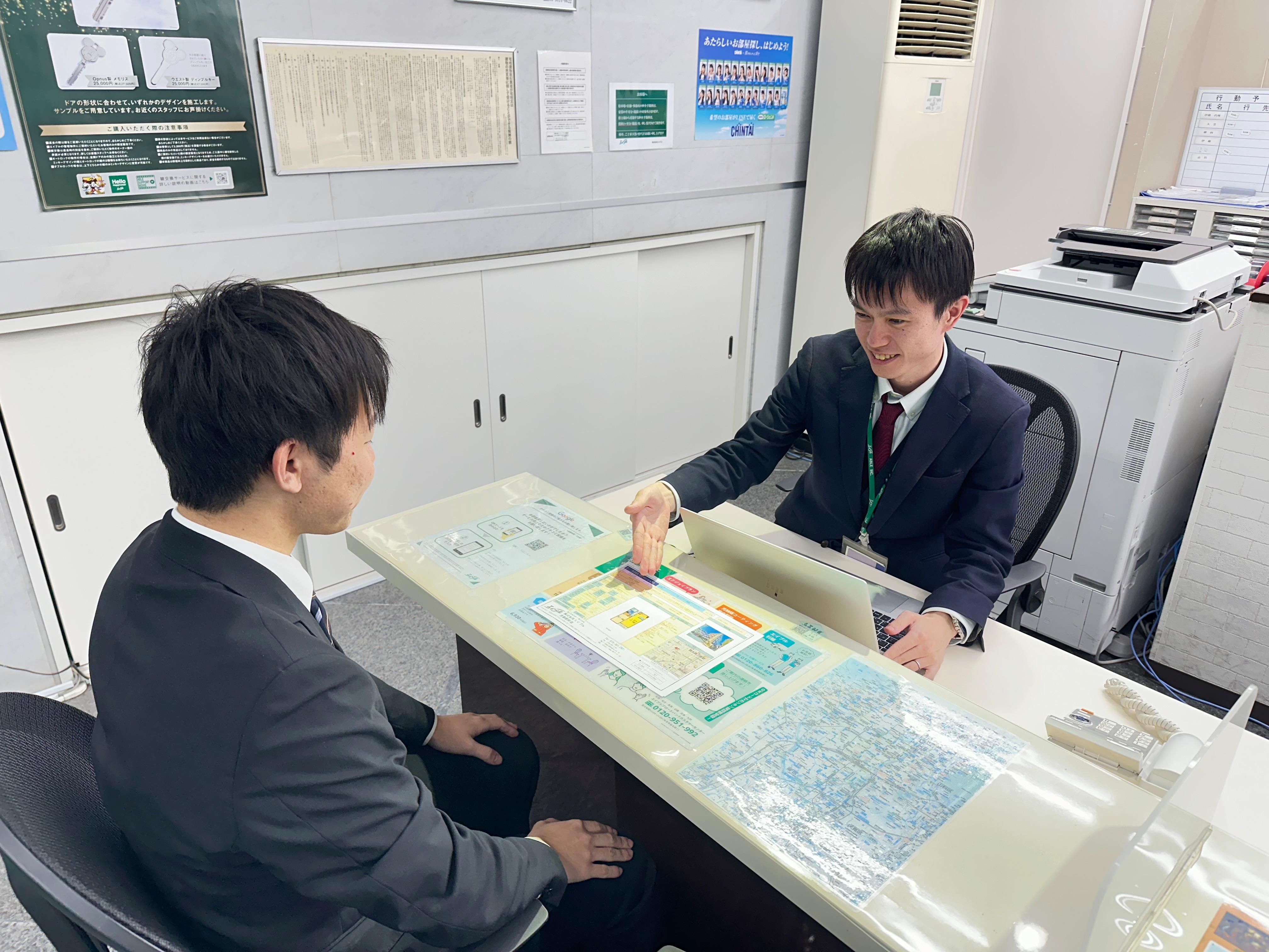 店舗スタッフ接客写真