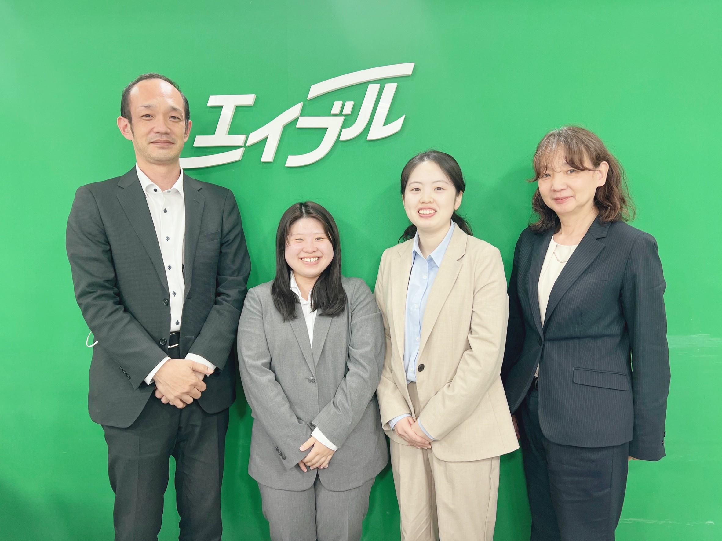 店舗スタッフ集合写真