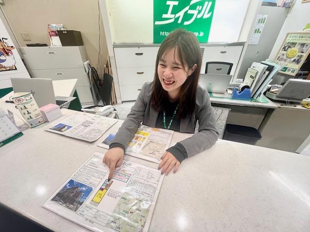 店舗スタッフ接客写真