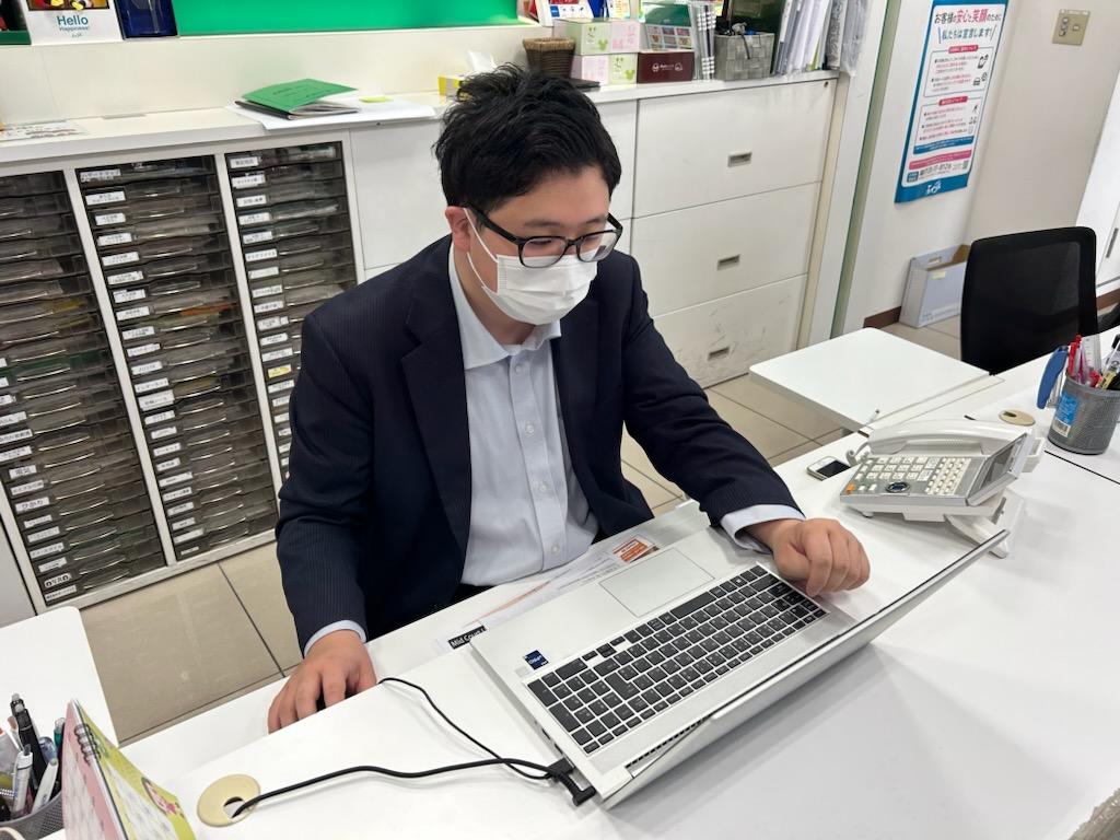店舗スタッフ接客写真