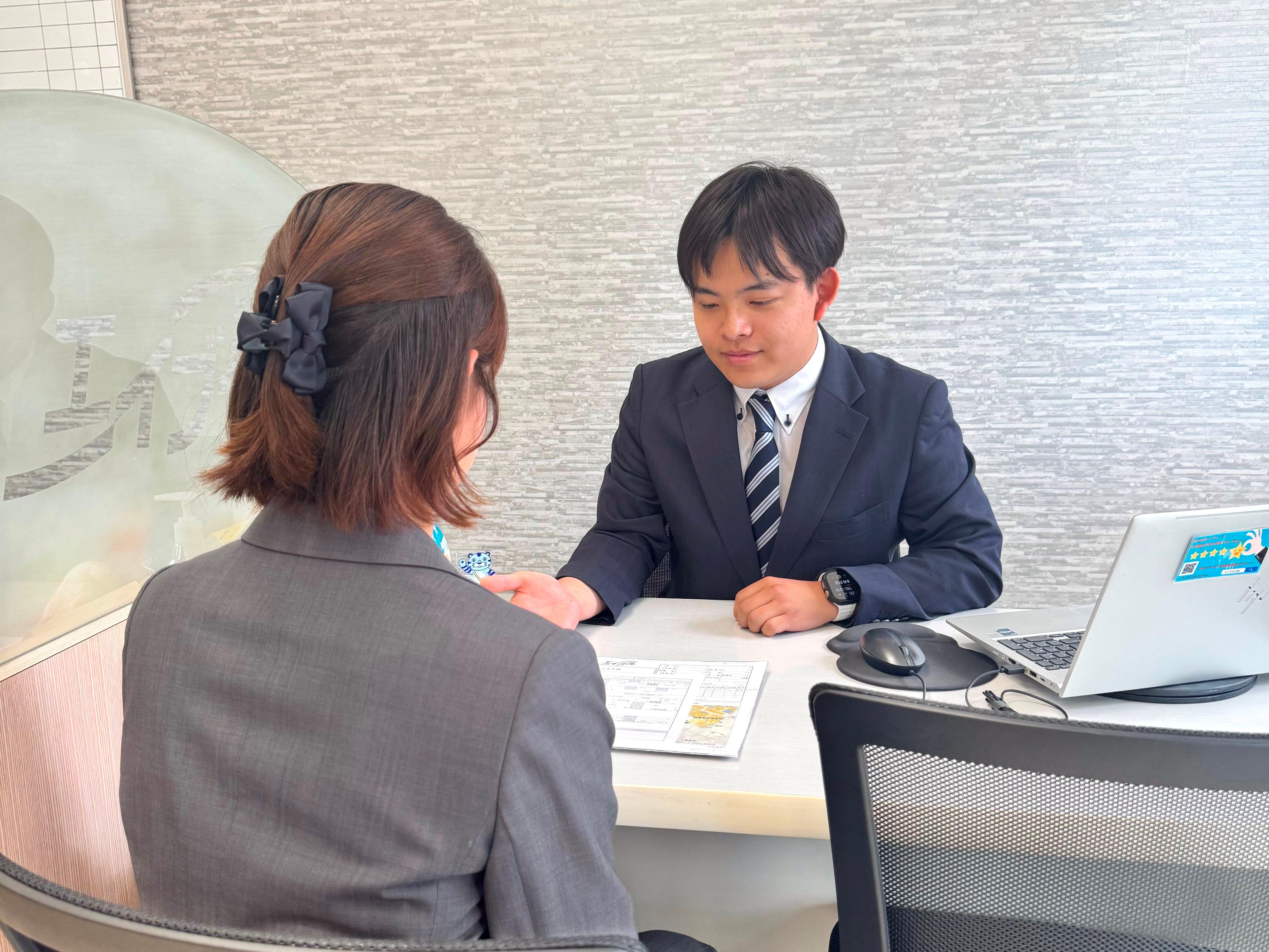店舗スタッフ接客写真