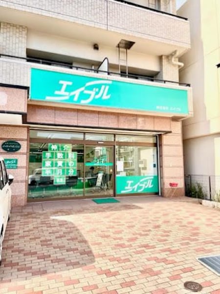 店舗前にお客様用駐車場がございます。