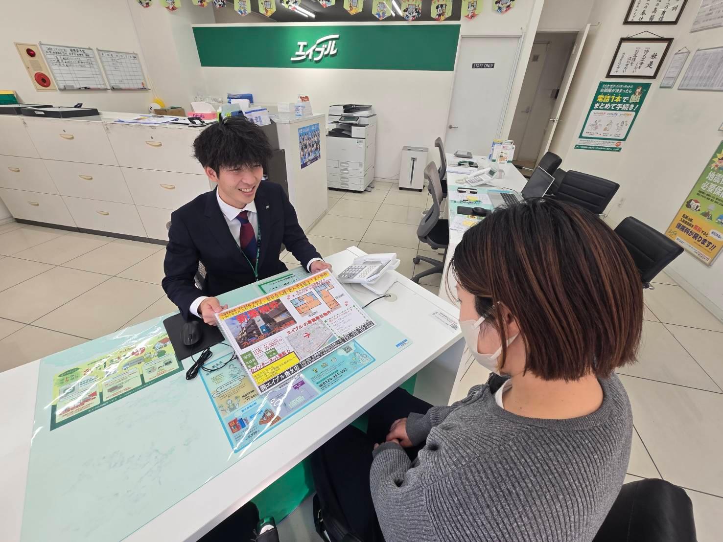 店舗スタッフ接客写真