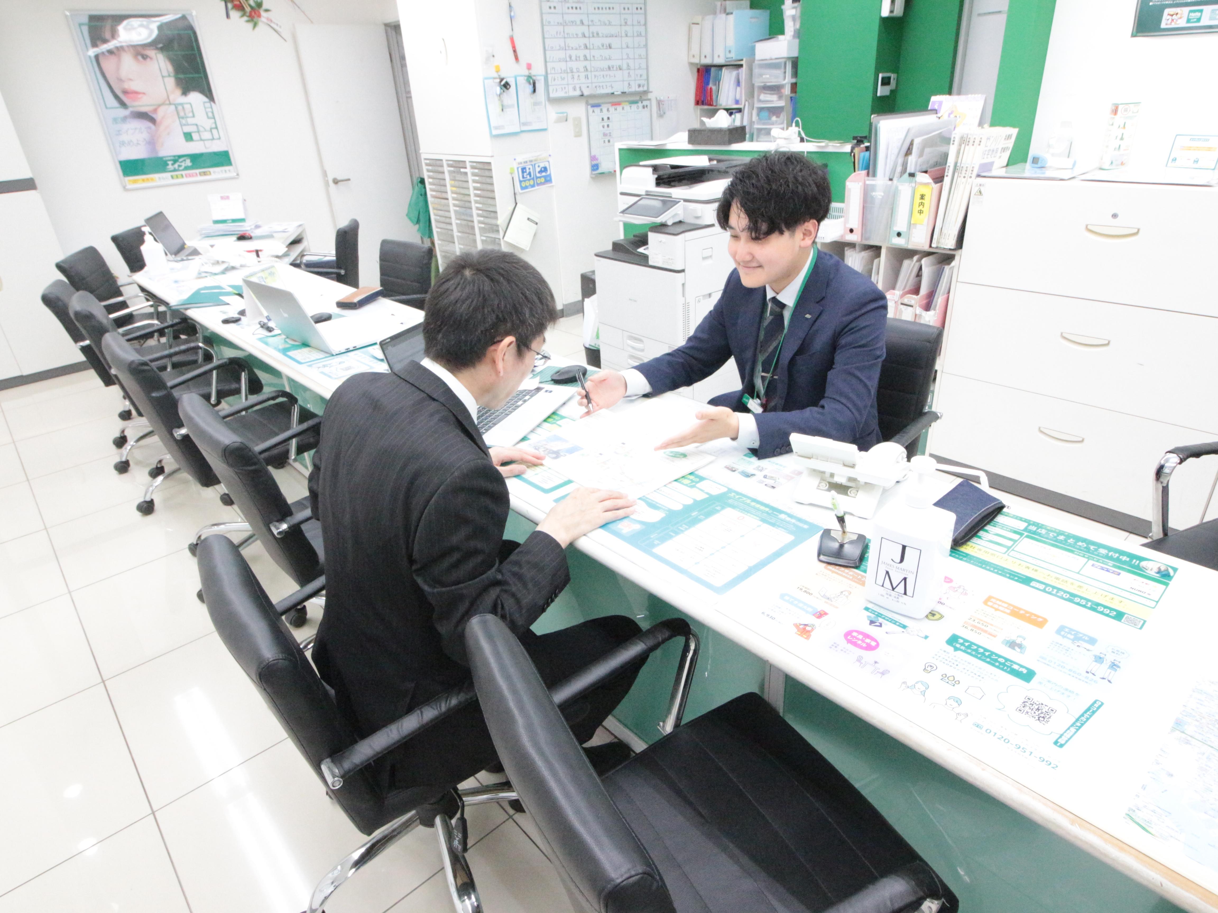 店舗スタッフ接客写真