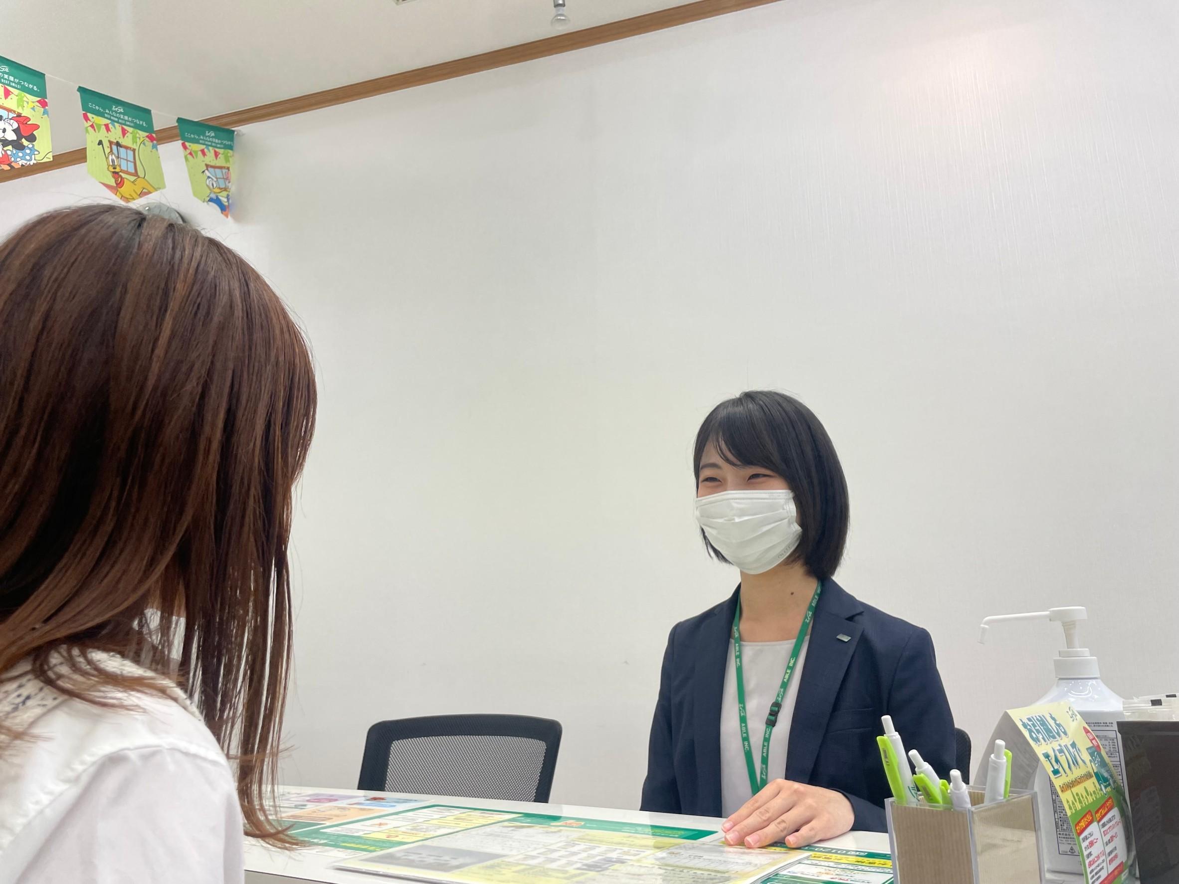 店舗スタッフ接客写真