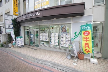 すっきりとした店構えになっております。特選物件情報は全て店長おすすめの物件になります。