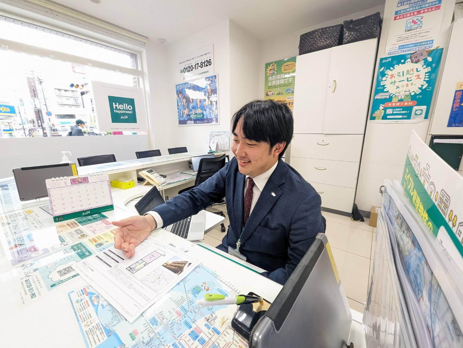 店舗スタッフ接客写真