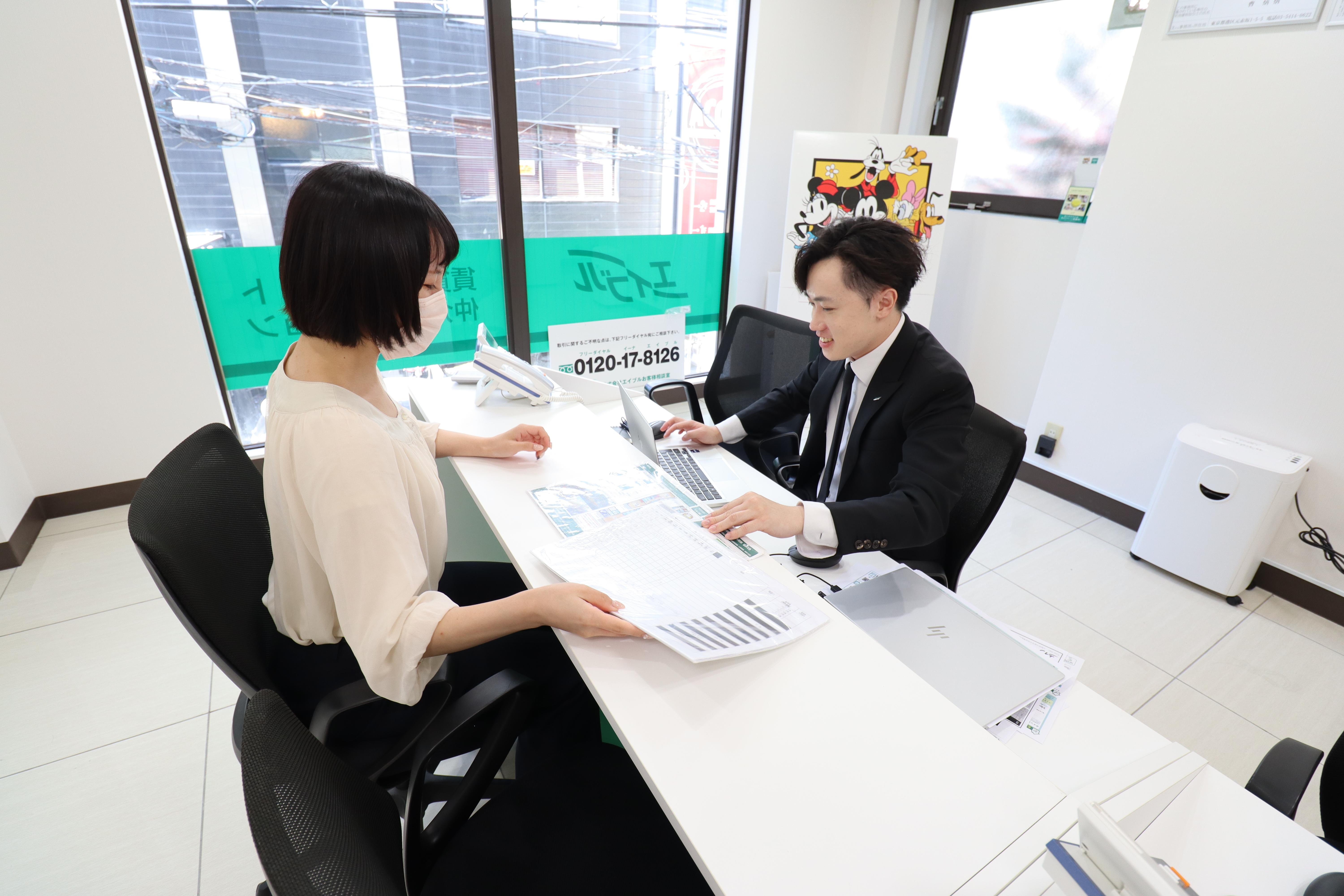 店舗スタッフ接客写真