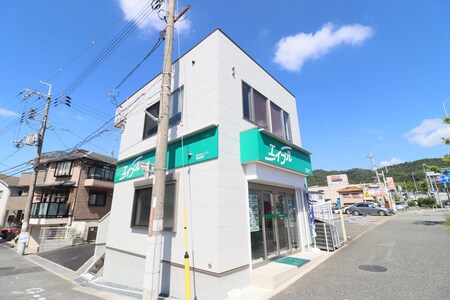 駐車場はコインパーキングがお店の北側と南側にございますのでご利用ください。