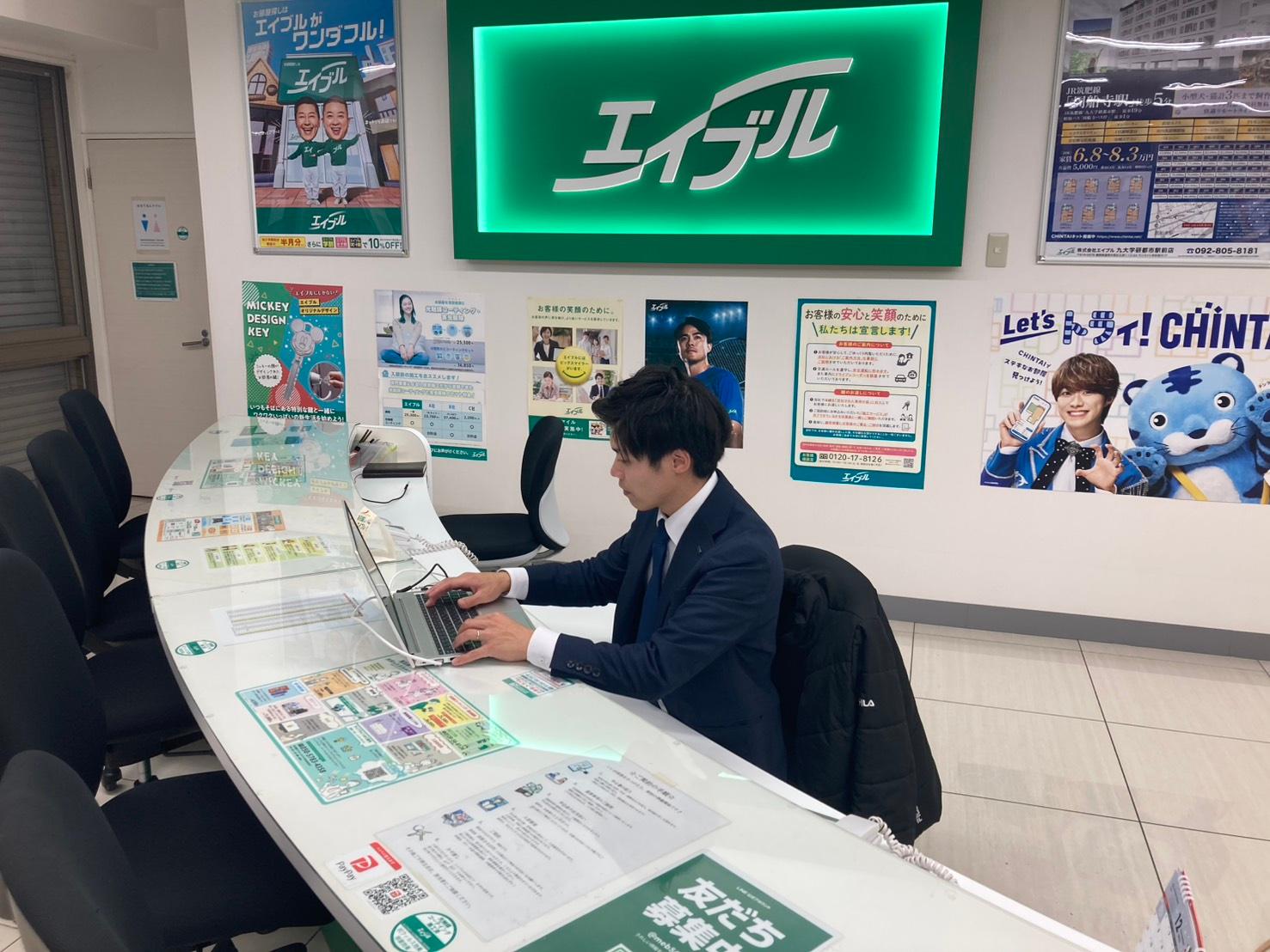 店舗スタッフ接客写真