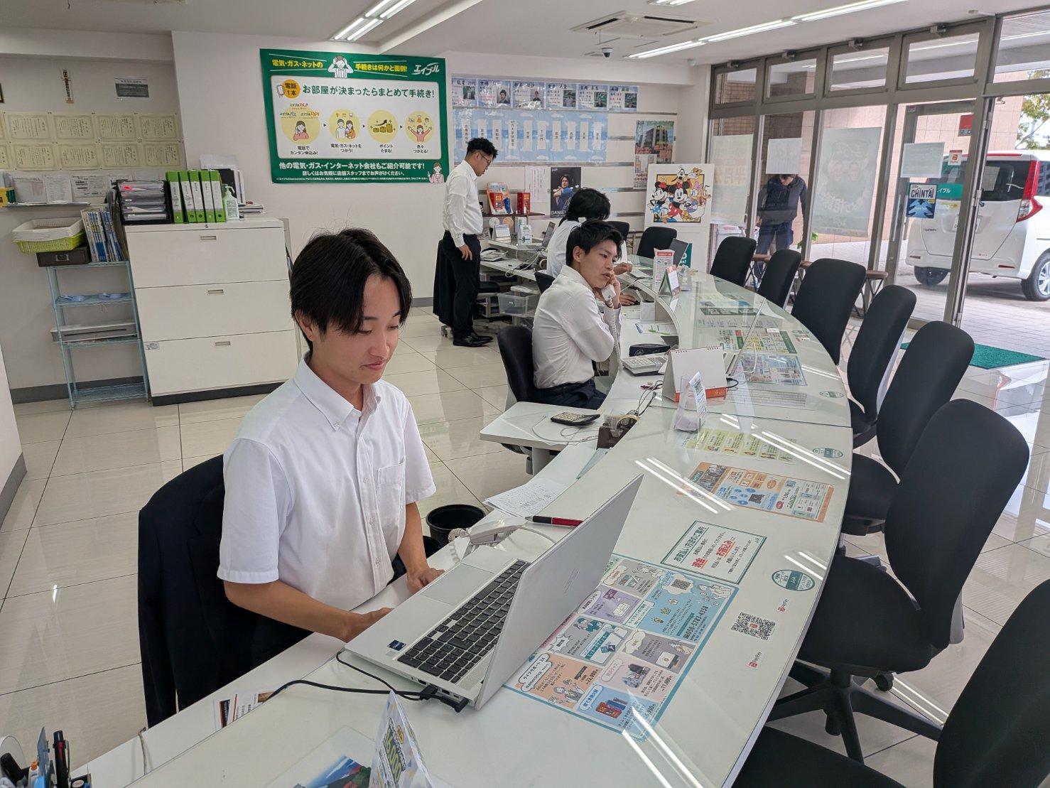 店舗スタッフ接客写真