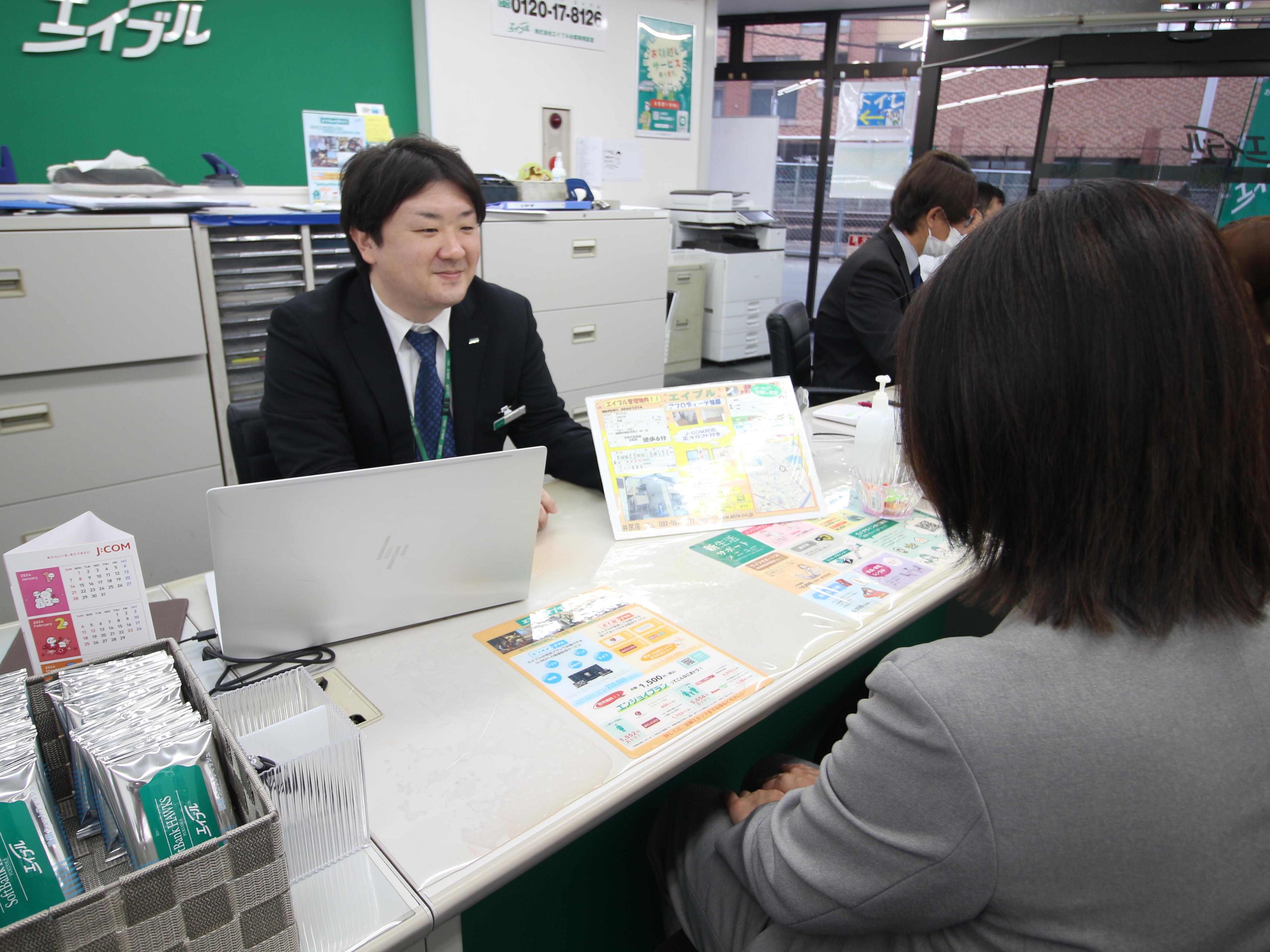 店舗スタッフ接客写真