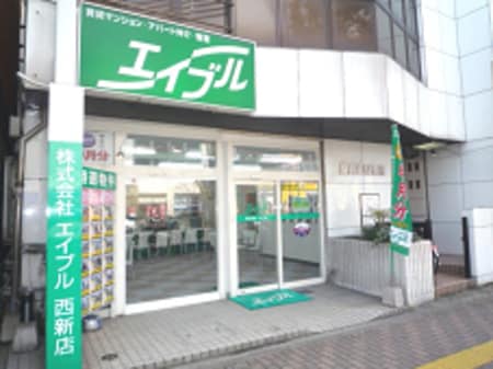 地下鉄西新駅2番出口すぐ横、讃井ビル1階に当店がございます。緑の看板が目印です。