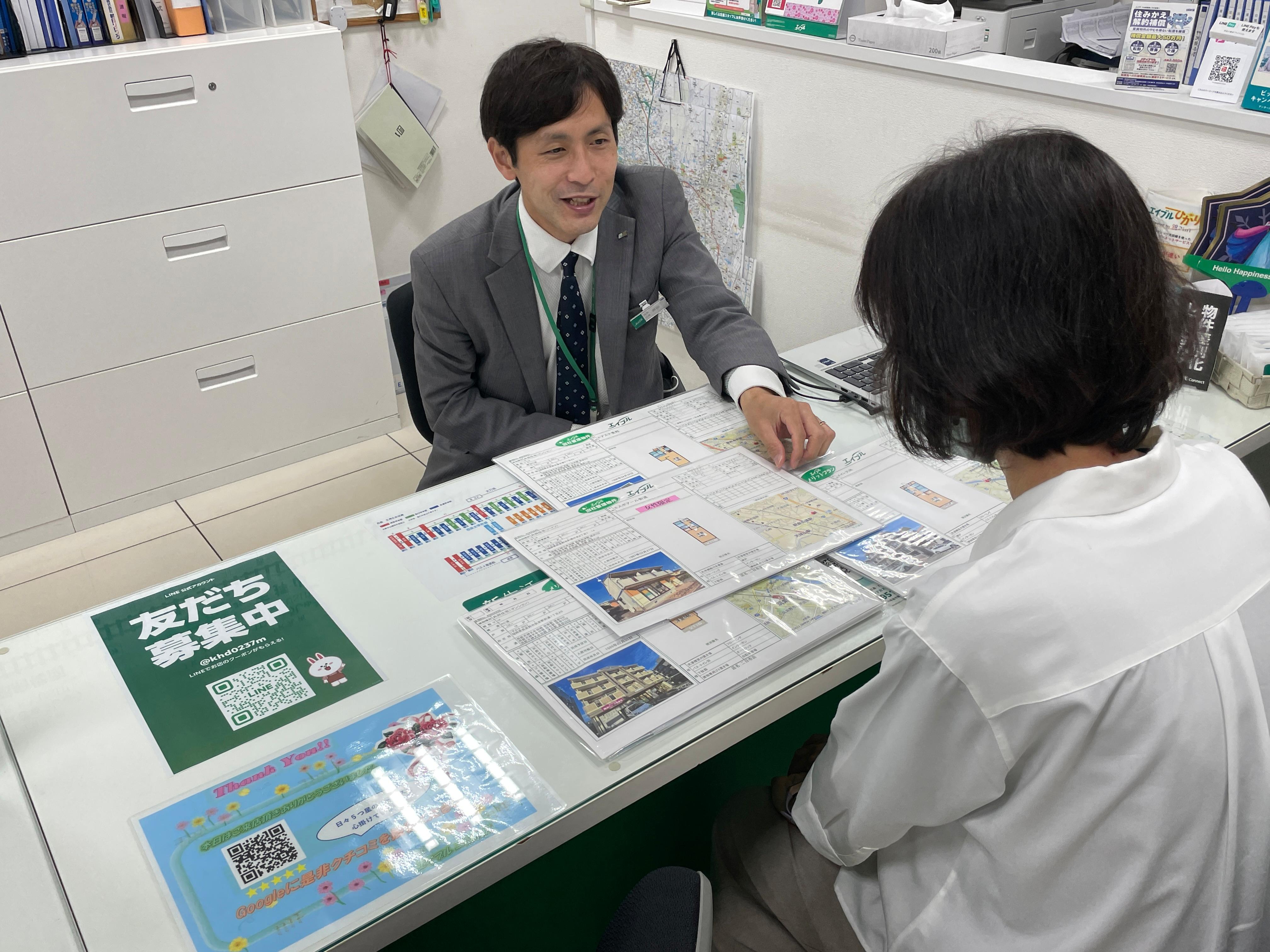 店舗スタッフ接客写真