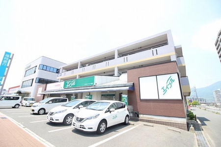 ＪＲ日豊本線下曽根駅南口から徒歩4分の好立地。店舗前専用駐車場も６台完備しております。