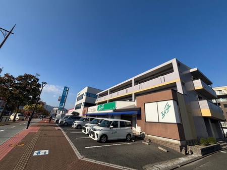 ＪＲ日豊本線下曽根駅南口から徒歩4分の好立地。店舗前専用駐車場も６台完備しております。