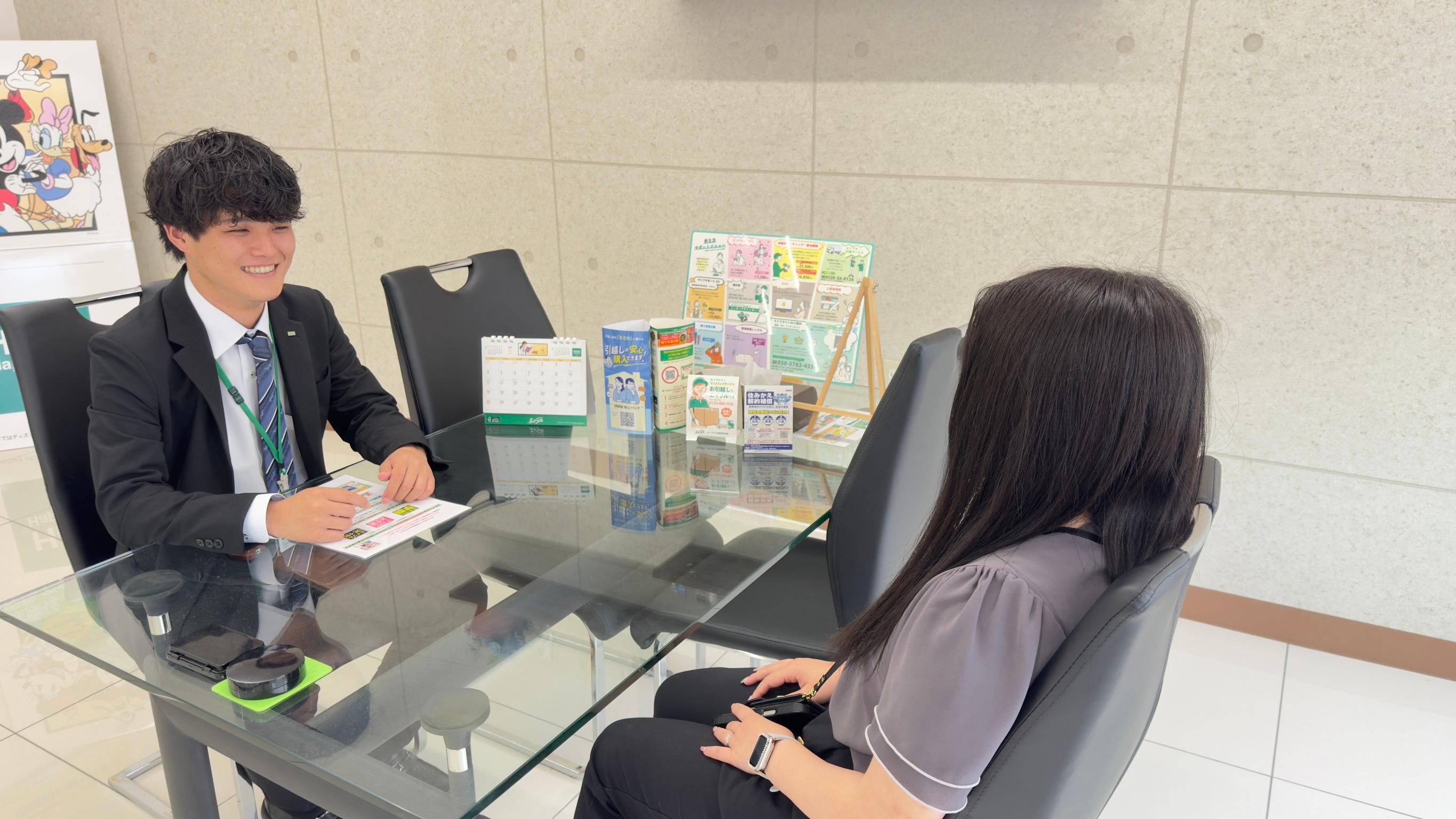 店舗スタッフ接客写真