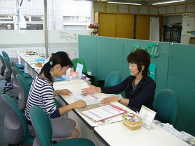 店舗スタッフ接客写真