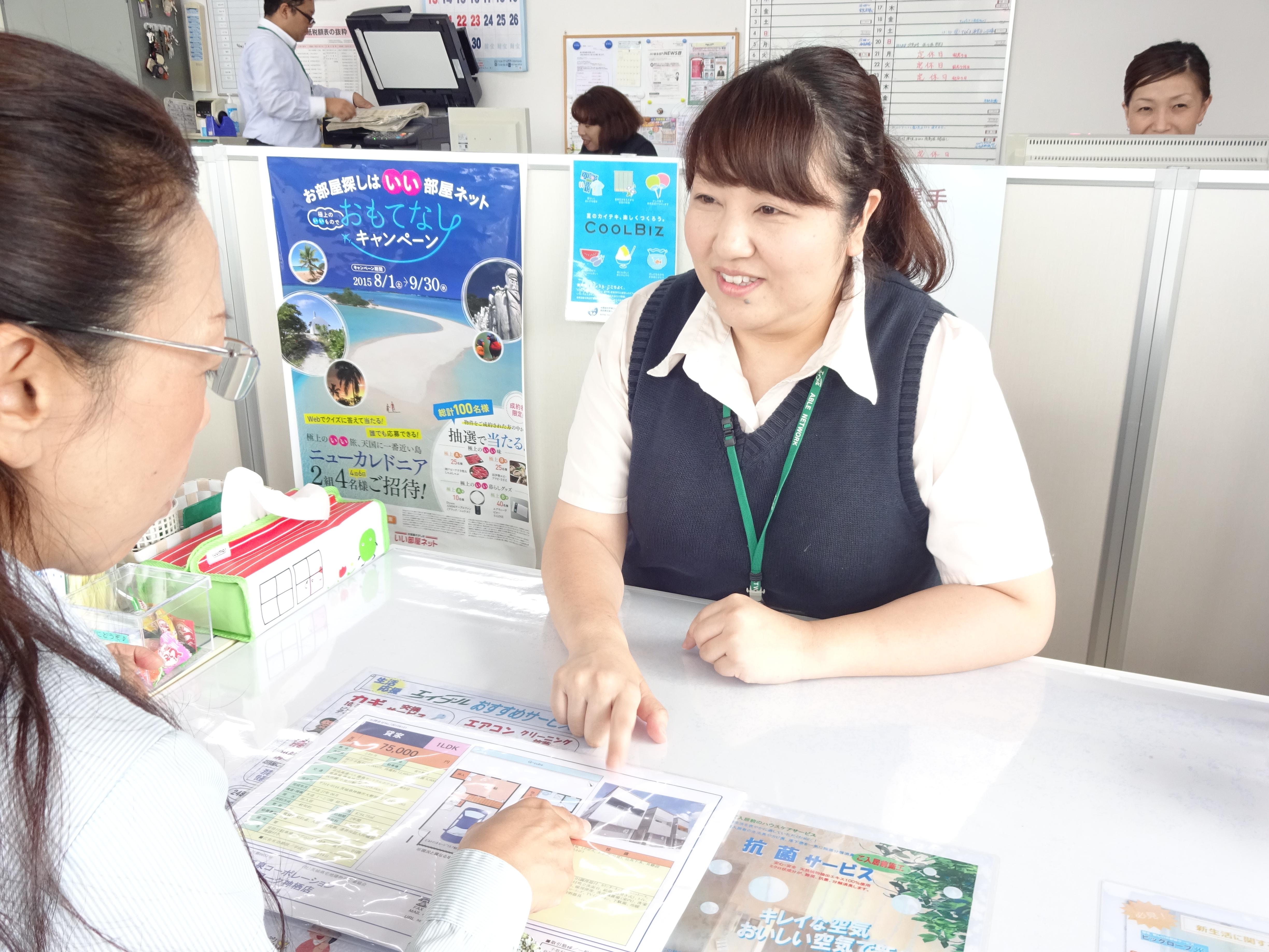 店舗スタッフ接客写真