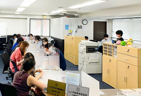 カウンターでの接客風景