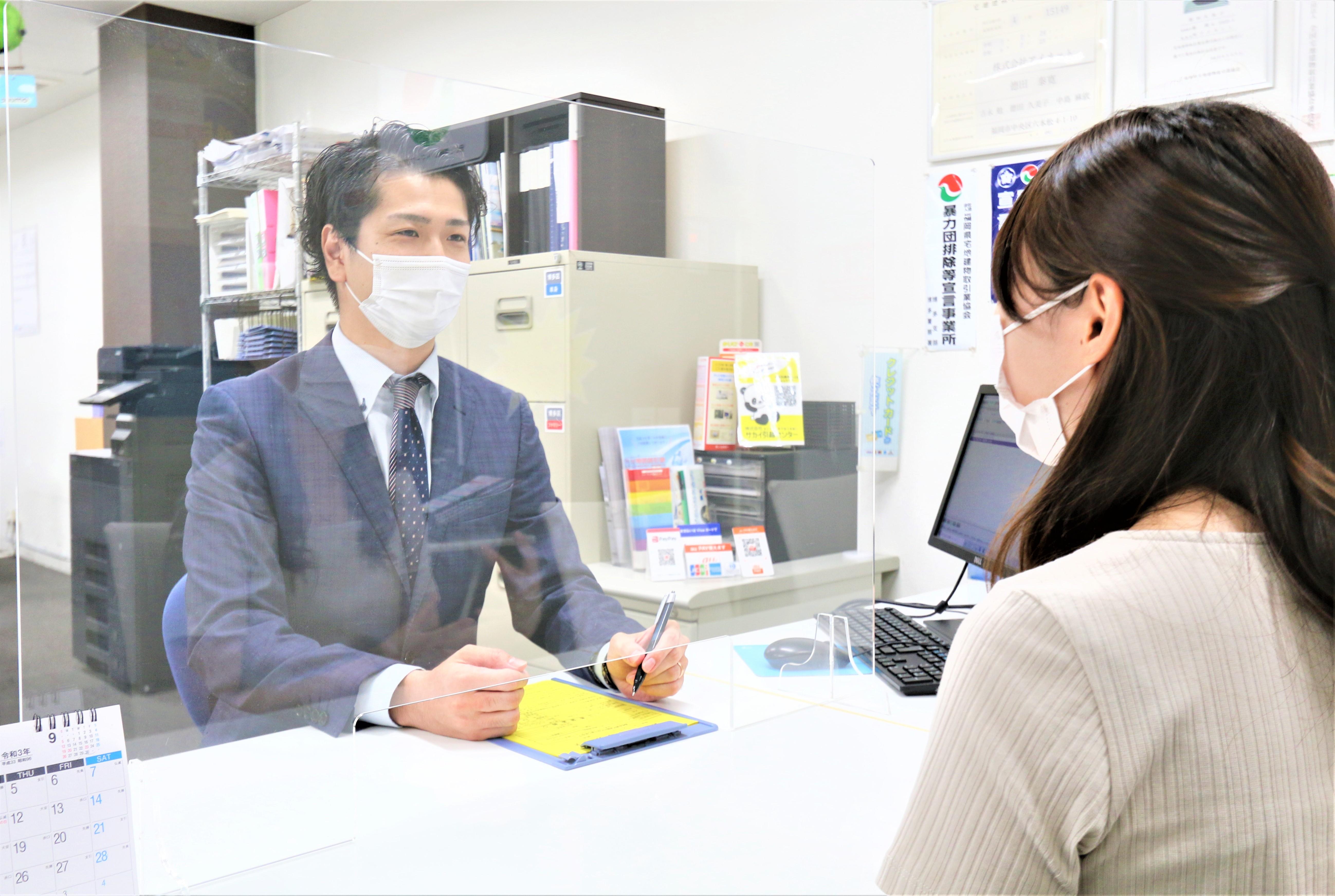 店舗スタッフ接客写真